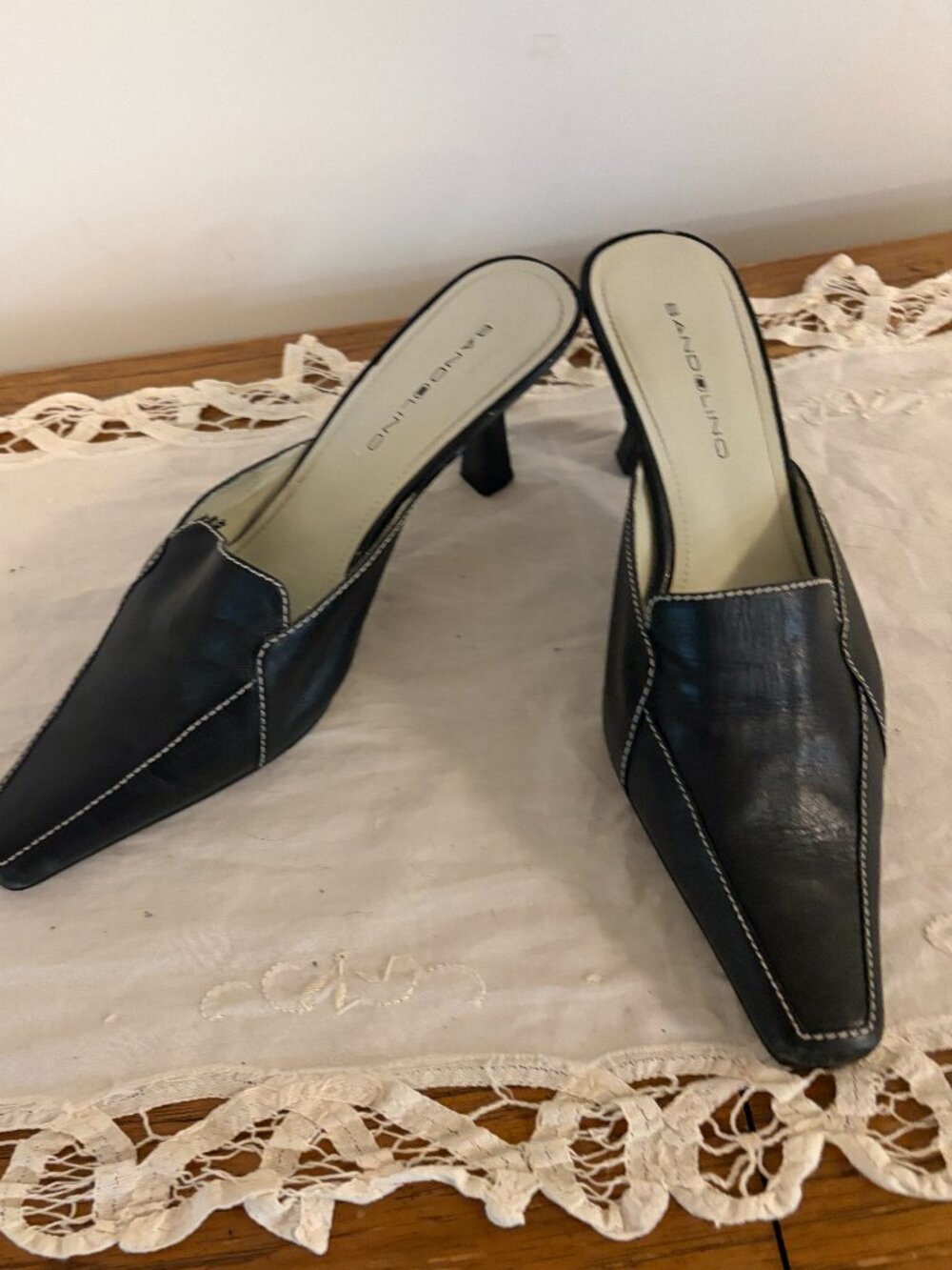 Bandolino Women's Size 7 Leather Slip on with 2.5" Heels. Black/White.